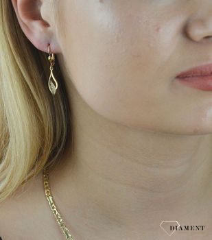 Złote kolczyki 585 wiszące łezki z cyrkonią KL 7569A. Eleganckie, złote kolczyki w ponadczasowym kształcie to piękny dodatek pasujący do wielu stylizacji. Kolczyki zostały ozdobione w subtelny sposób łezką w kolorz.JPG